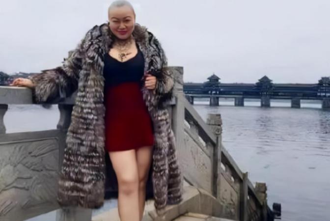 “谁娶我，我送他一辆宾利。”2019年，一名光头肥乳的女子，身着皮草，手上挂满豪