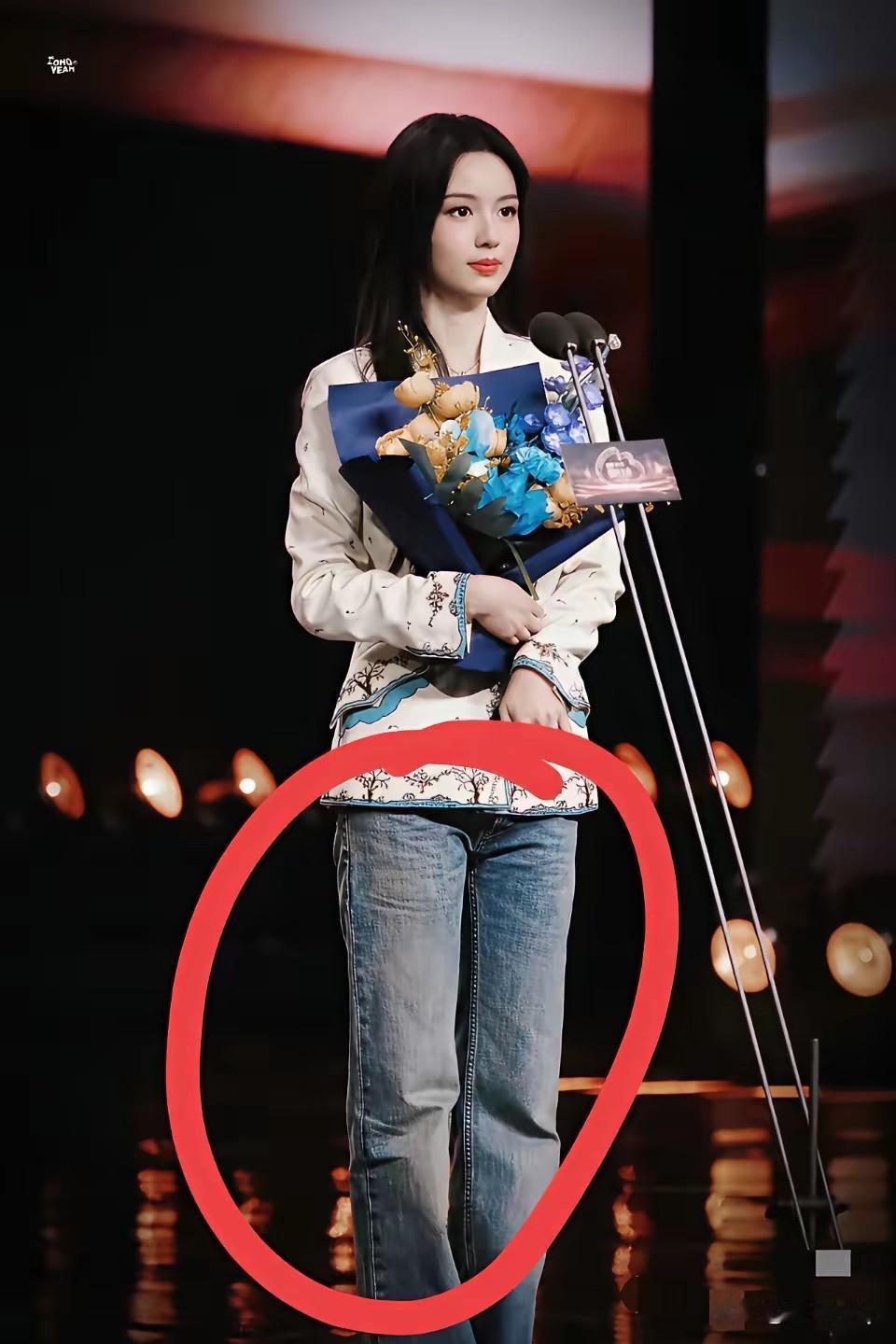 周也穿牛仔裤出席颁奖礼，穿着被审判了。一边网友说穿衣自由，大赞周也懂保暖有松