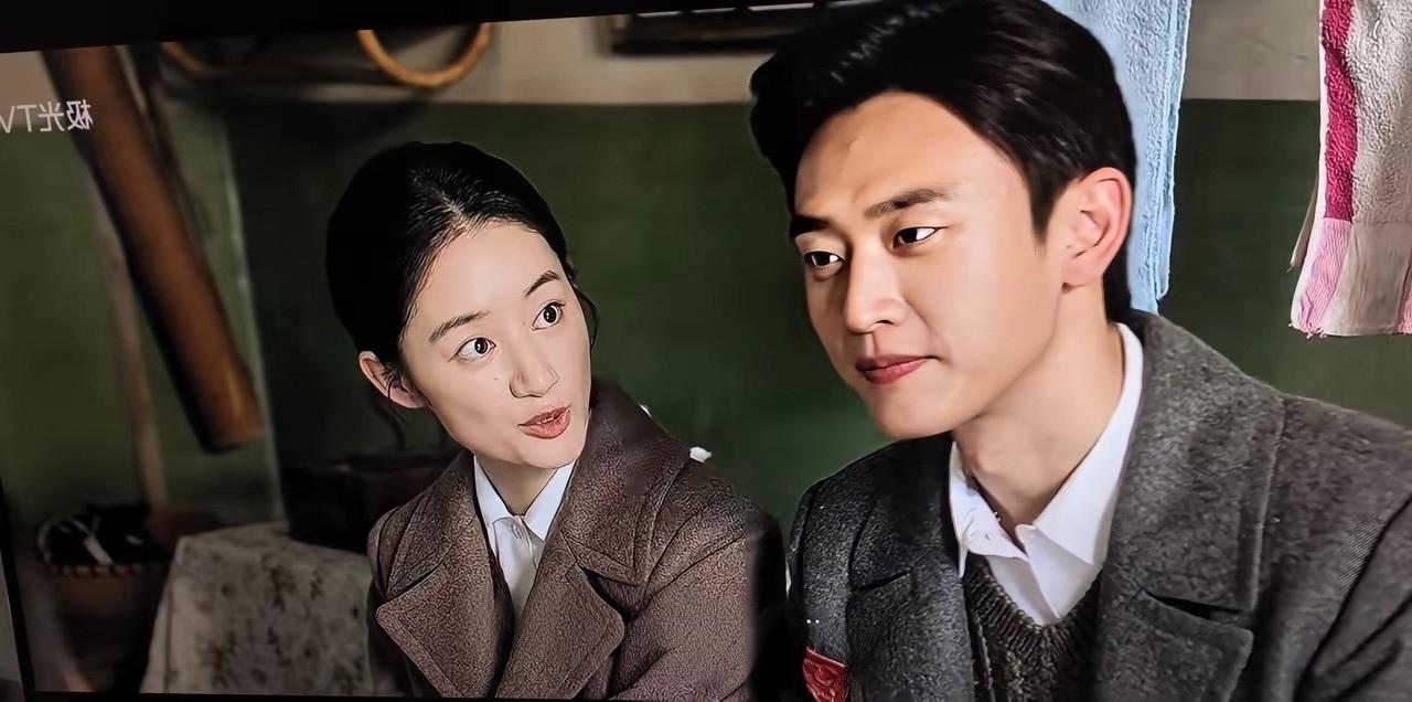 追剧《纯真年代的爱情》方穆静与瞿桦的爱情是那么神神秘秘的，让人看不懂。