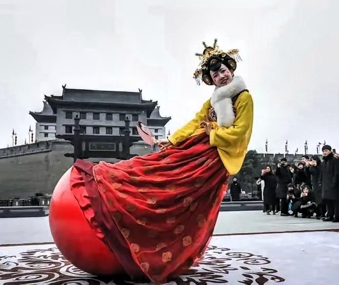 西安不倒翁小姐姐离职，原因也很简单，不是因为她不想留，而是因为生活推着人往前