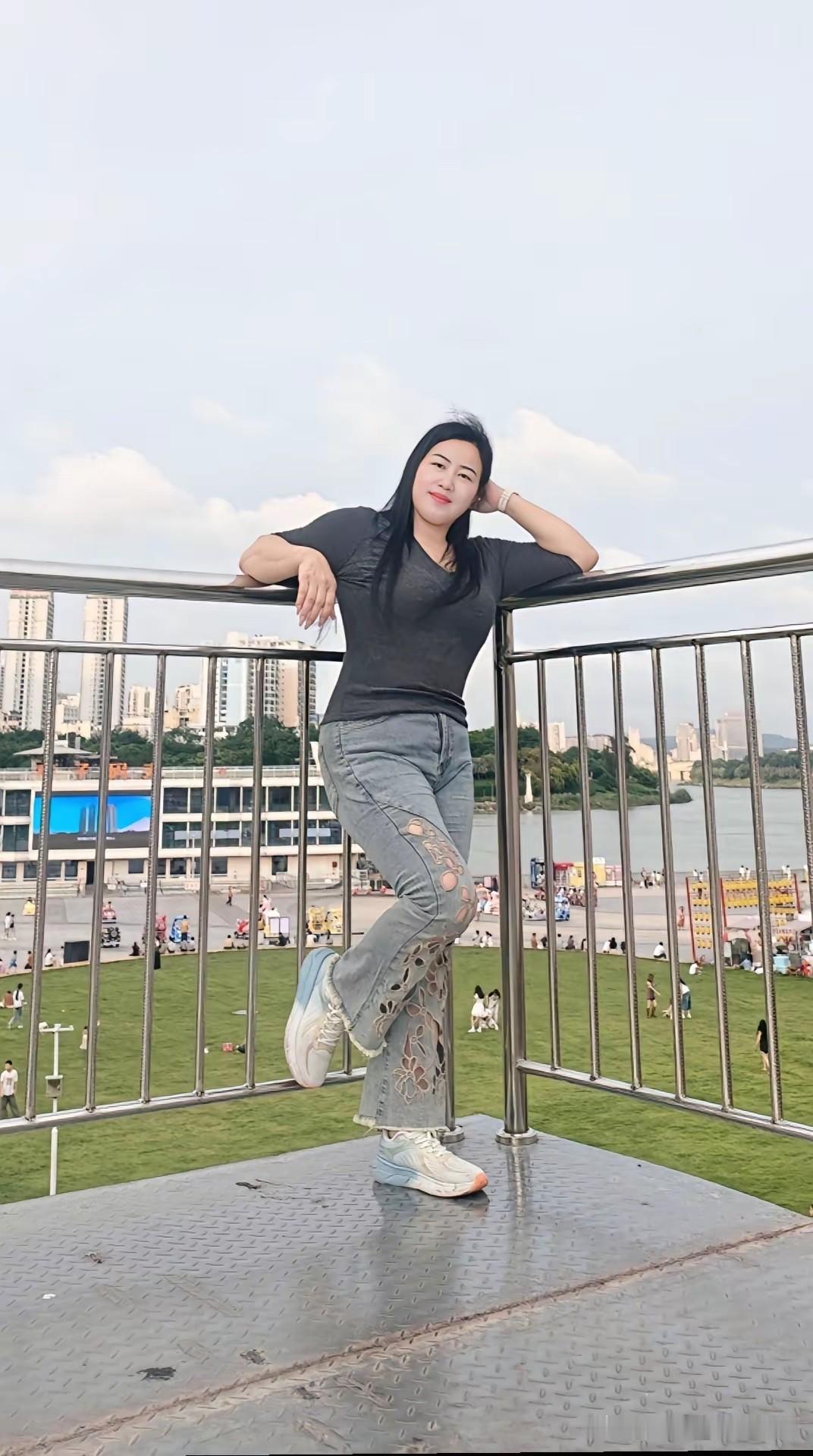 一个男人假如喜欢一个女人直接上就得了越是粗鲁越好想亲就直接搂过来亲想拉手
