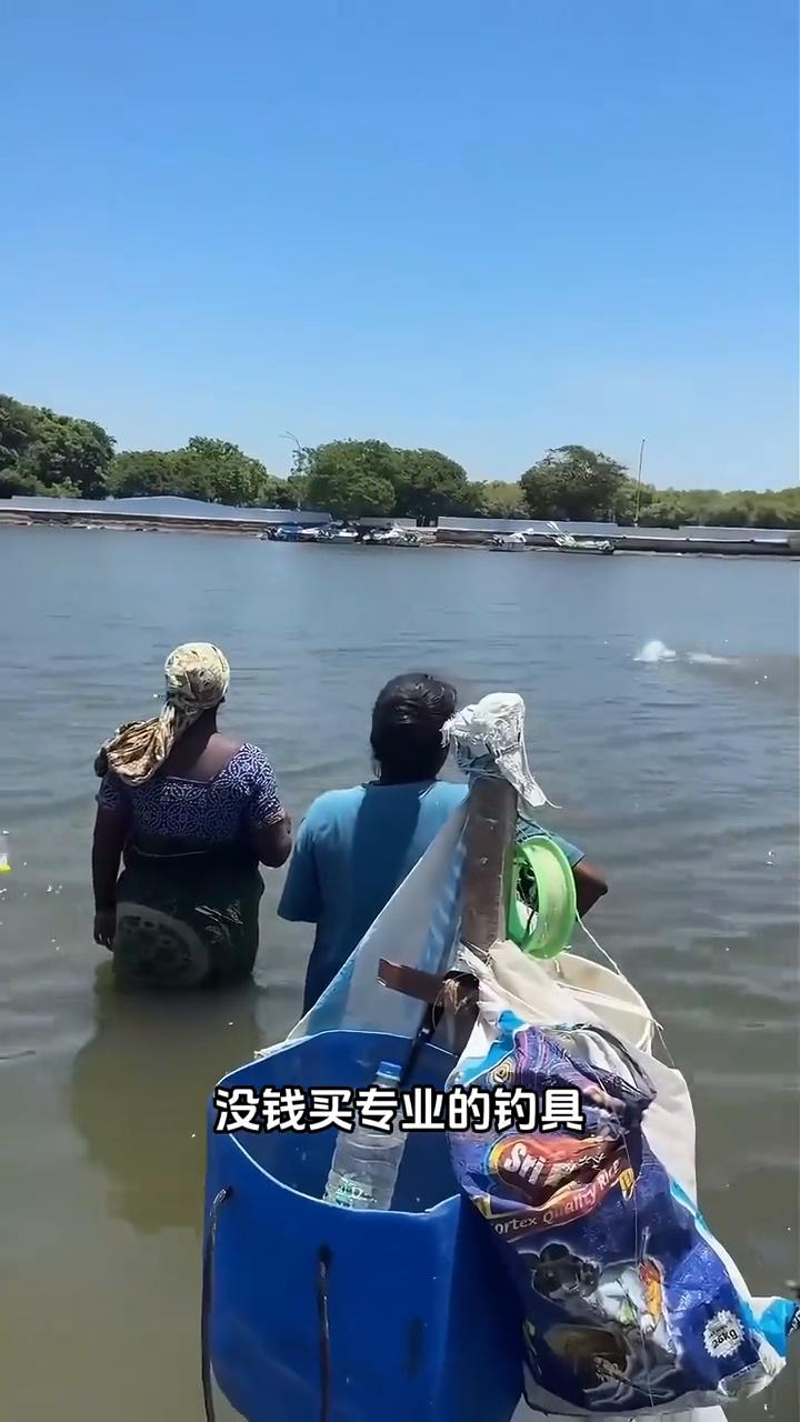 请注意看，仅用一个塑料瓶就能钓到满满一桶鱼，这就是印度当地一种非常独特的钓鱼方式