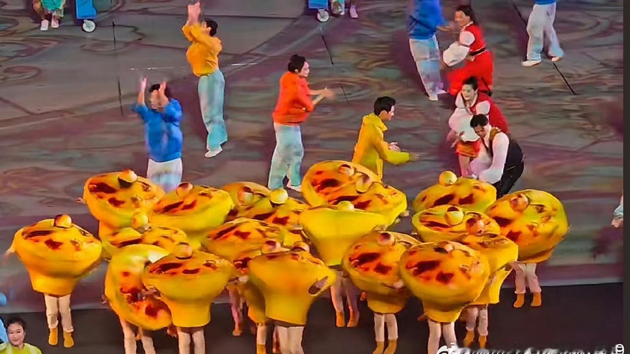 蛋挞娃娃的出现让闭幕式变得特别，有趣中带温馨，彰显了体育盛事的多样魅力。未来期待