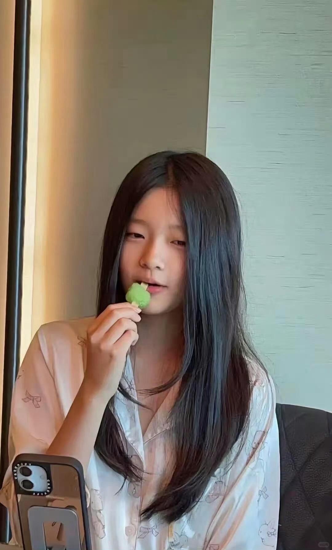 年仅十一岁的小玥儿，眉目间已隐隐透出几分清灵与倔强，让人不禁恍惚——仿佛时光倒流