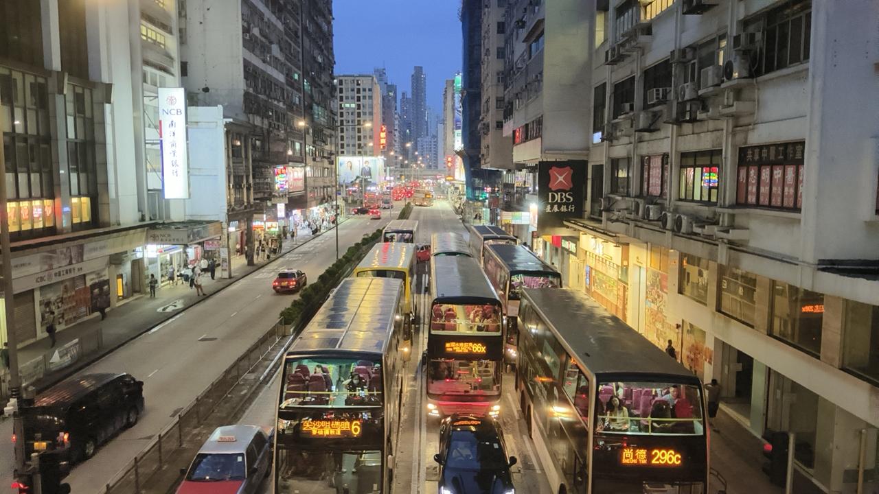 去香港打工，普通岗位的工资虽然比大陆高两到三倍，但远没你想象那么好。你需要办