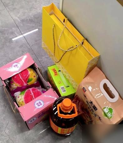 我们公司保洁干了半个月，突然不来了，人事打电话问，她说中秋发福利，全公司都有，就
