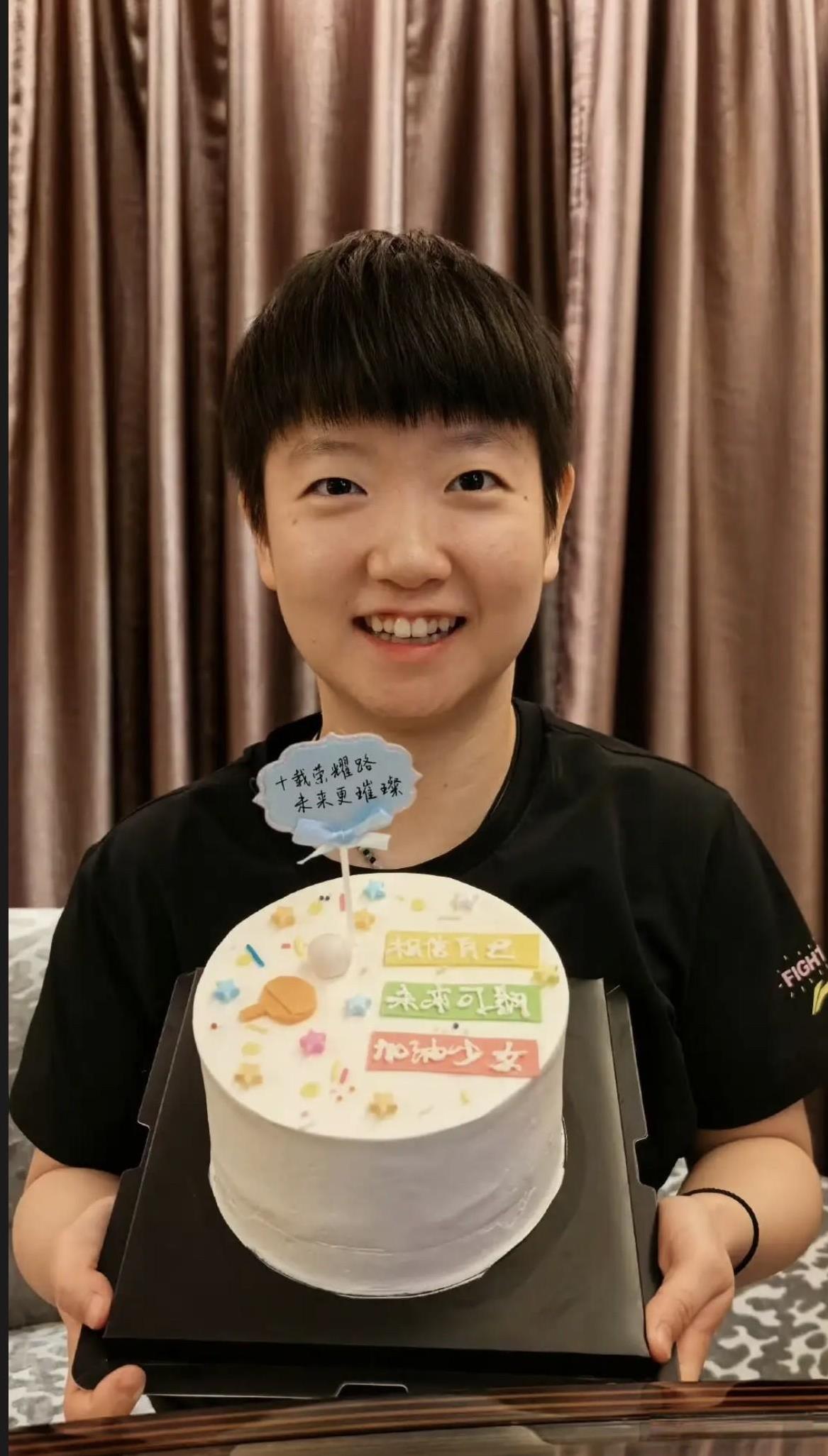 孙颖莎真的超级有仪式感哦。她14:24分发文庆祝自己进入国家队10周年，14岁进