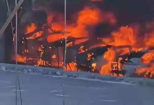 这事儿太上头了，5月30日上午，大连甘井子区一74岁老人因不满​路边堆积的