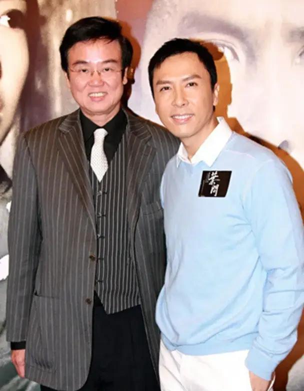 2008年时，黄百鸣筹拍《叶问》，找李连杰出演，李连杰要价1亿，又找成龙，成龙要