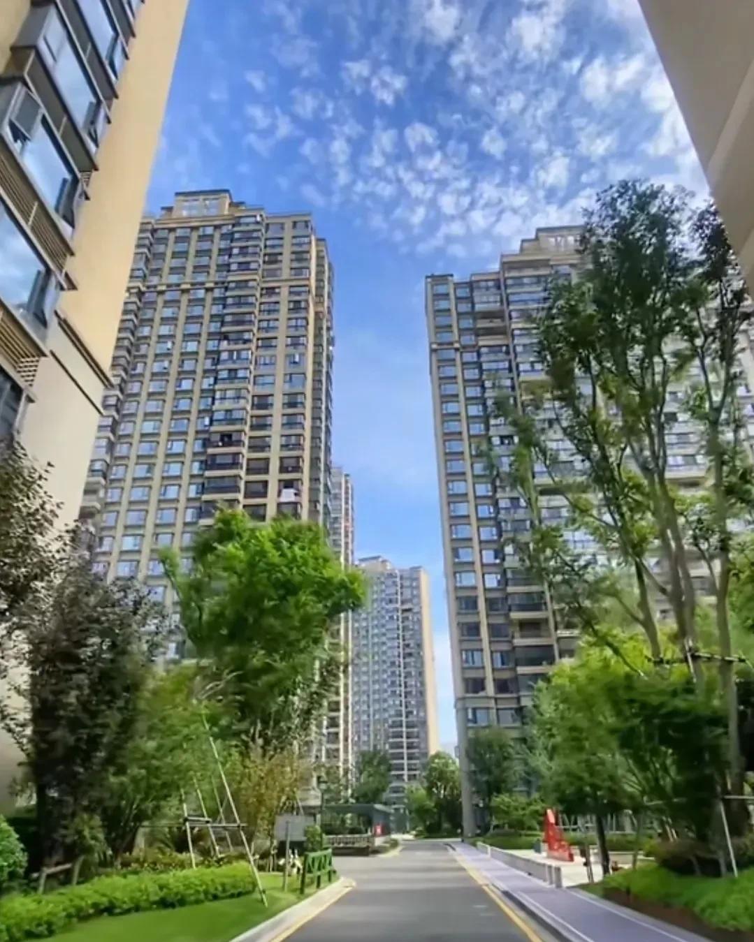 我发现一个奇怪的现象，房价都跌了，买房的人却少了？房价最贵的时候，大家贷款都想着