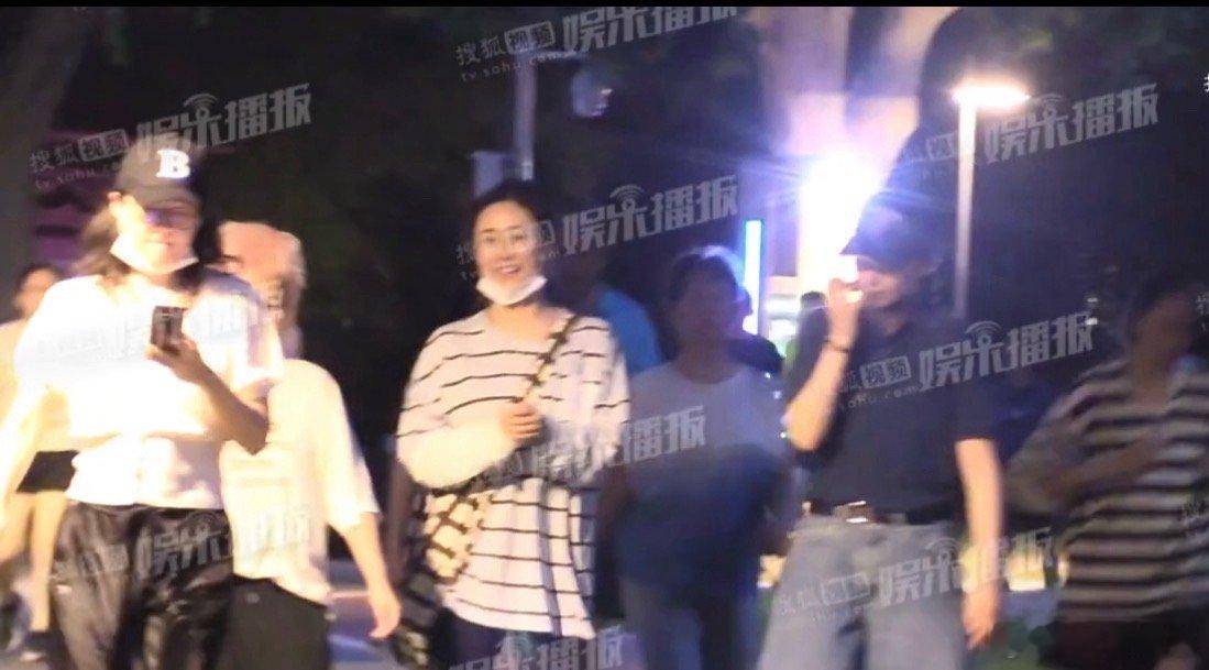 章子怡和李斯丹妮刘芸相处像在带娃。近日，章子怡与李斯丹妮、刘芸一起逛公园。李斯丹