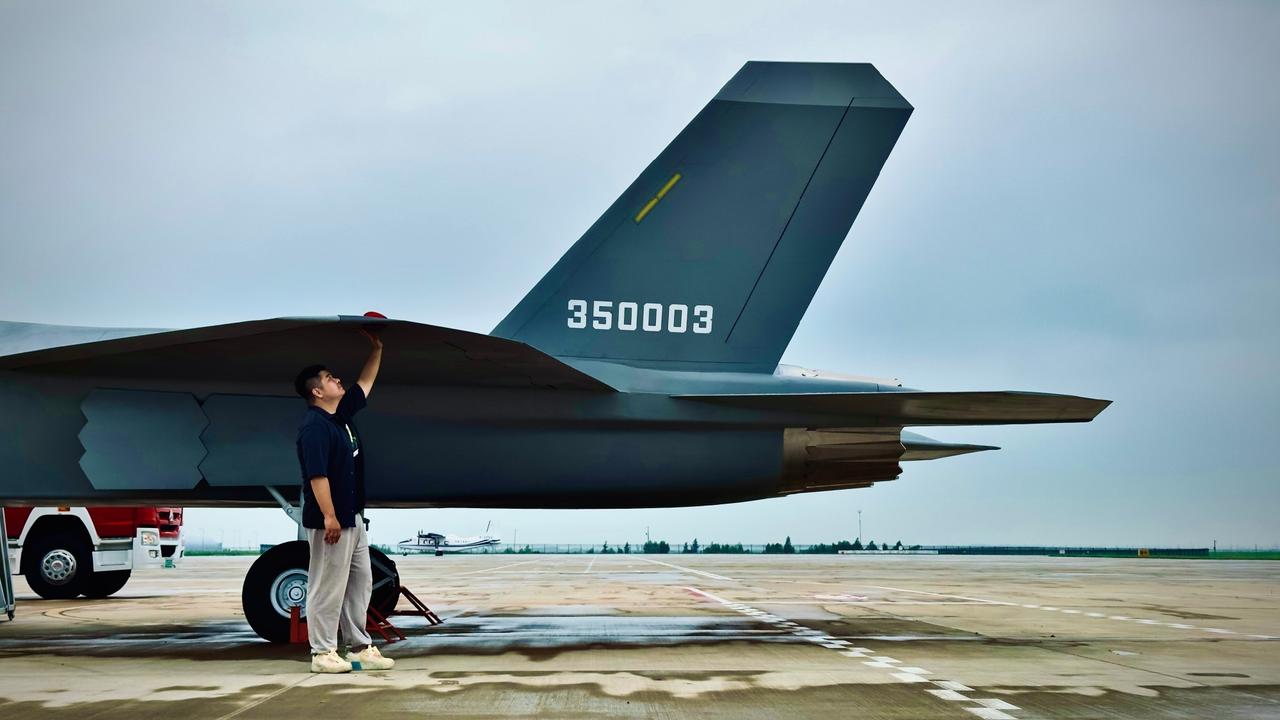 这是世界上第一型油电混合动力战斗机——歼-35，这是歼三五的6号机，正在福建号航