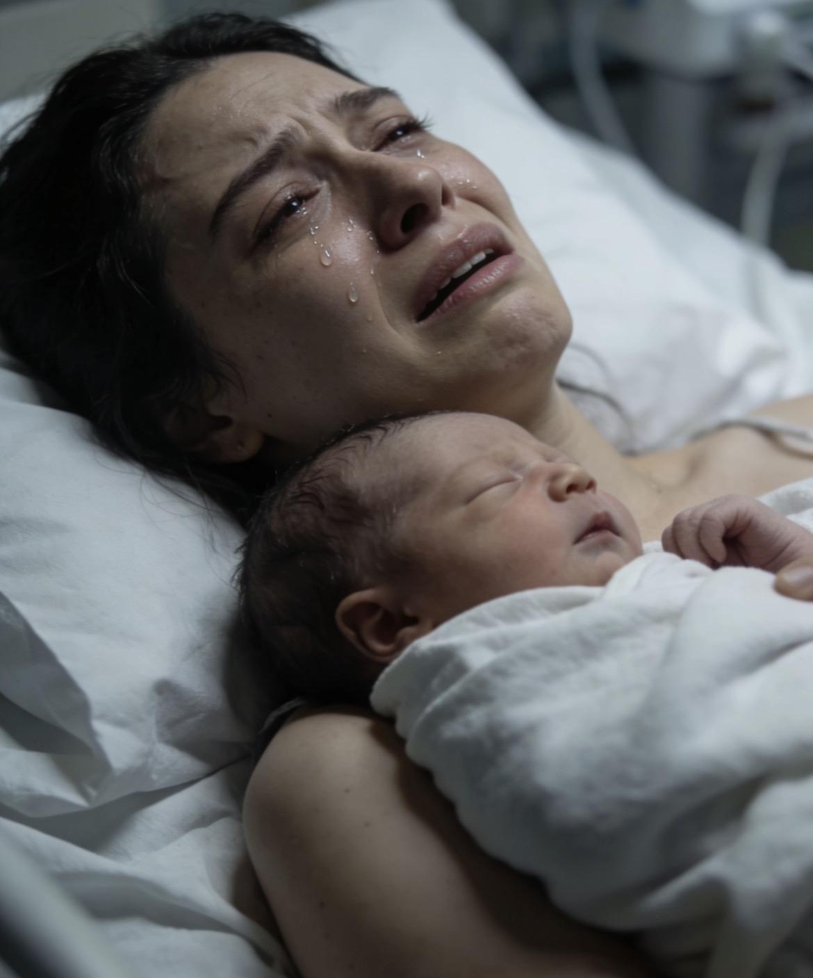 真的看哭了，人生最残忍的事莫过于此。一位妈妈刚在医院生下宝宝，满心期待和丈夫迎