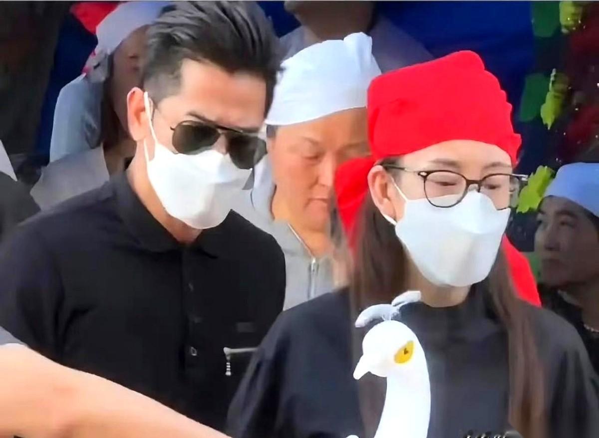 很多人只记得郭富城那句“鞋不合脚”，甩了熊黛林。但没多少人知道，给这双“不合脚