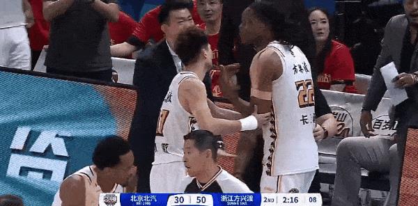 恕我直言！广厦大外援卡尔顿身后封盖，感觉是个好帽，被吹犯规看不懂，抱怨被吹T其实