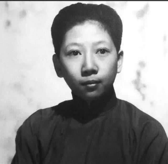 1946年，孔二小姐穿上女装逛街，却被龙云的儿子调戏！她大怒，就拔枪而射，龙云的