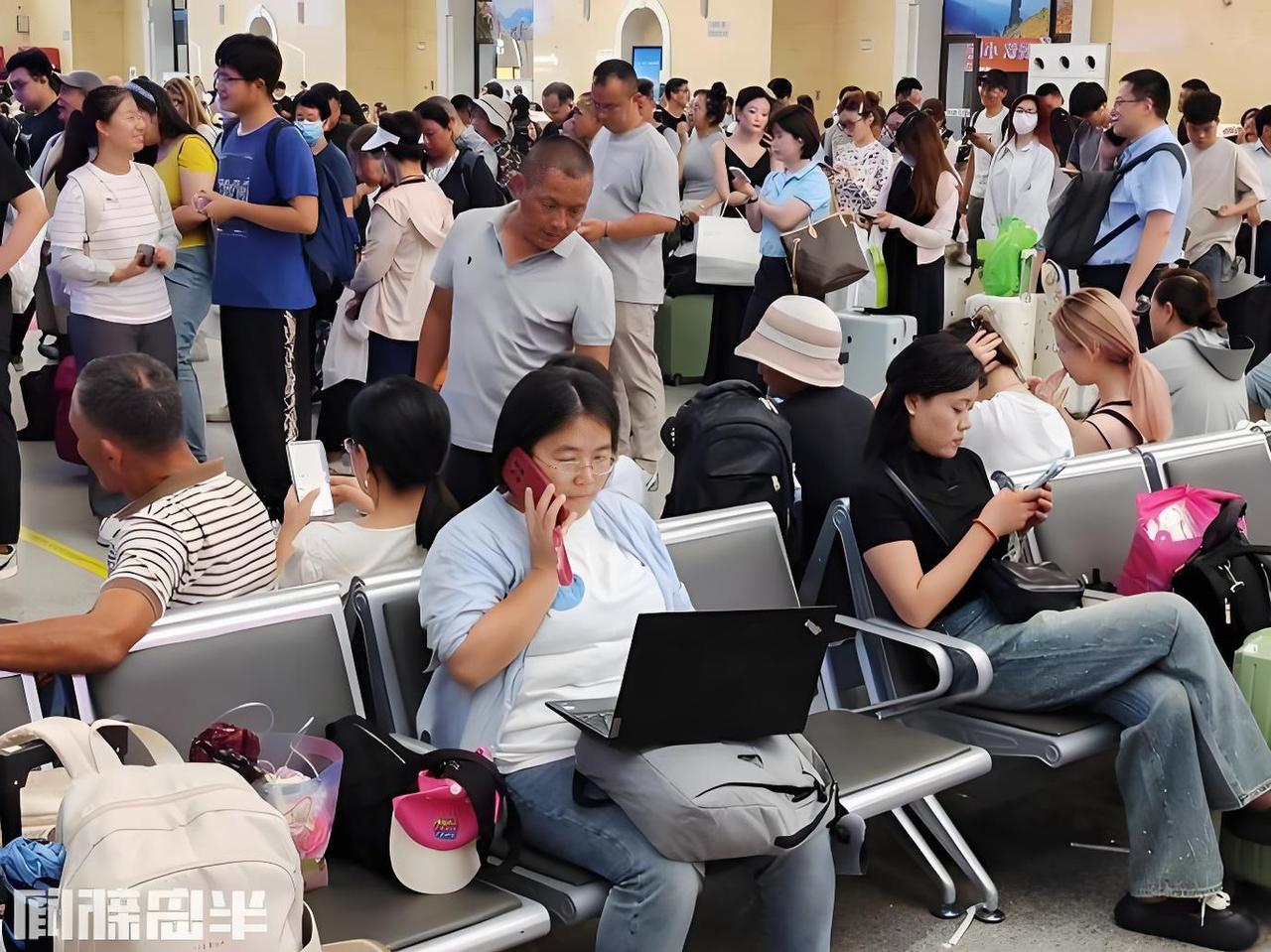 一大早就提前到了高铁站，候车室人满为患。一个女的把一个鼓鼓囊囊的大塑料袋放在她自