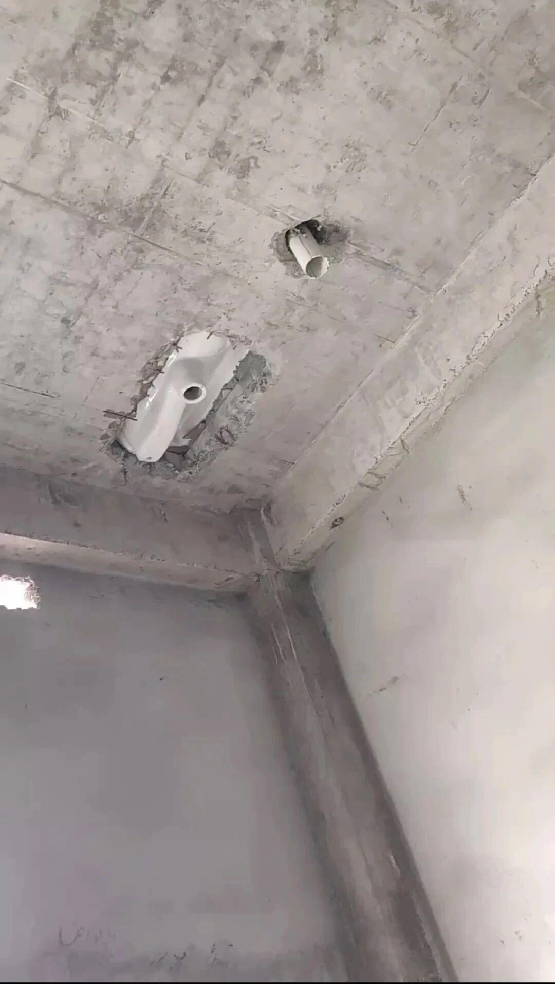 凿穿我楼顶，想要在我头顶拉屎撒尿真的是太欺负人了楼上装修，嫌弃家里卫生间不够