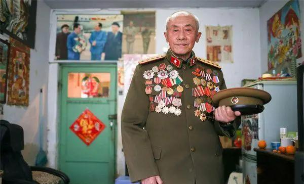 1938年，几十个日军脱下衣服在河中洗澡时，被路过的一名八路军战士看到，他当即开