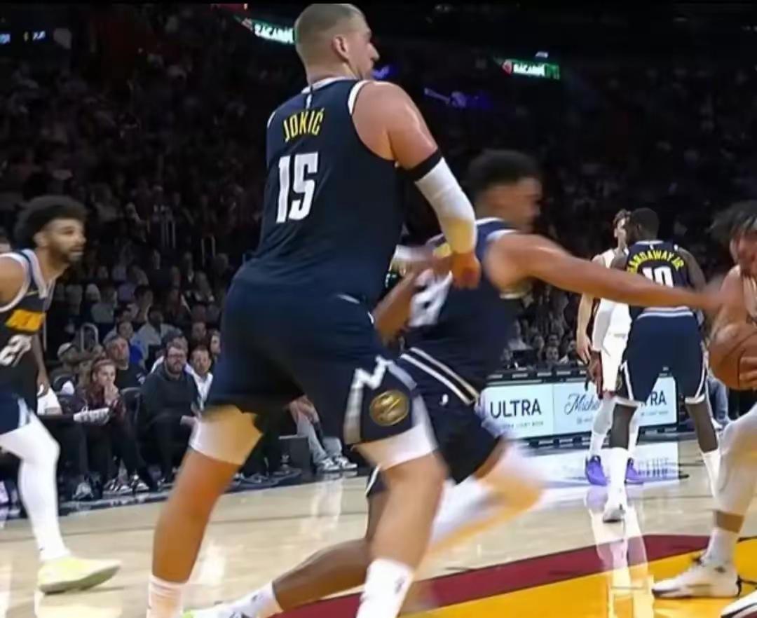 约基奇伤情初步确定，左膝盖过度伸展+骨挫伤，好在韧带无结构性损伤，也是不幸中的万