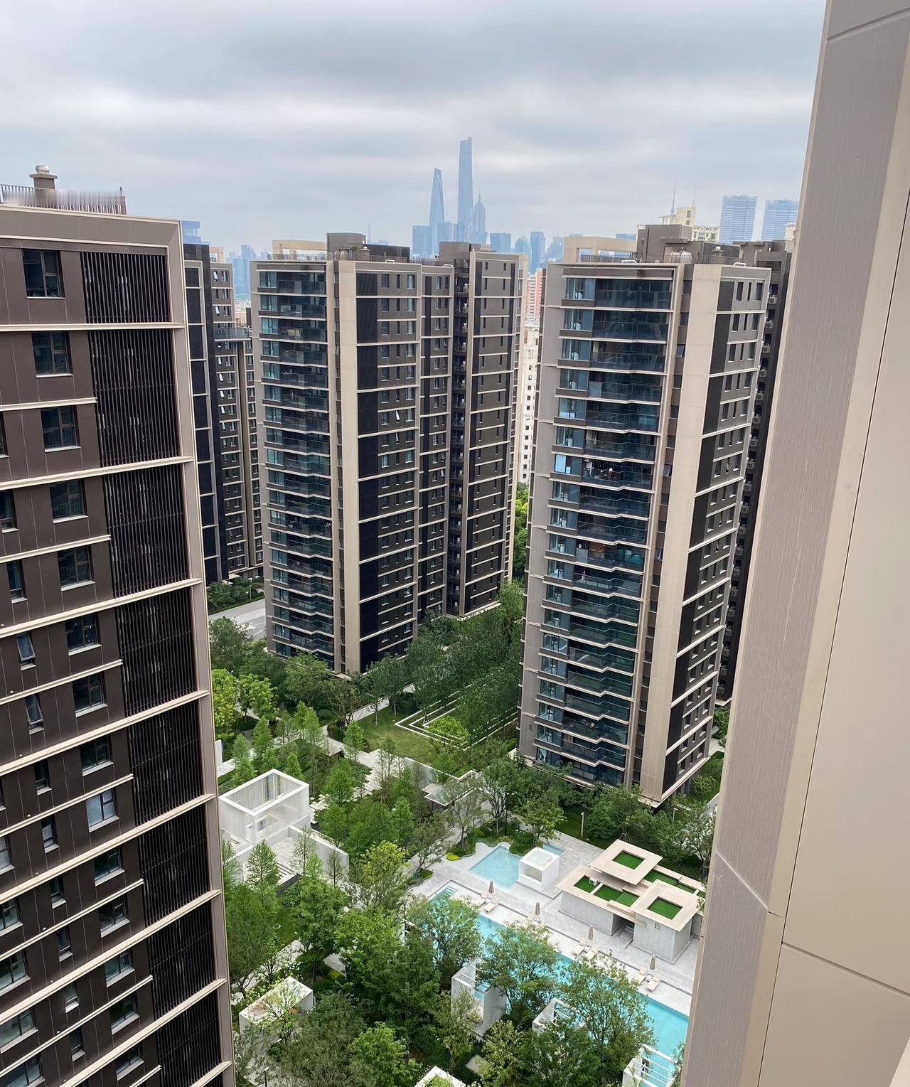 同学目前攒够了30万，他目前房贷还剩60万，同学一直想买辆30万的车，房贷