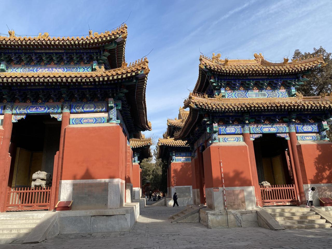 乾隆自以为销毁了一切证据，但他没算到，负责起居注的史官冒死藏下一页草稿，上面只有