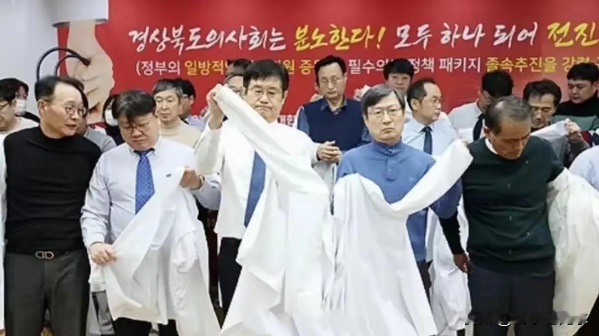 现在总是想起前年年初发生在韩国的医生扩招事件。时任韩国总统尹锡悦为了解决韩国医