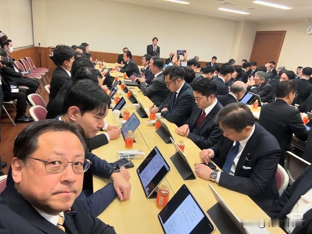 【日本自民党本部今天一大早就召开安全保障调查会会议】日本众议院议员関芳弘发的帖