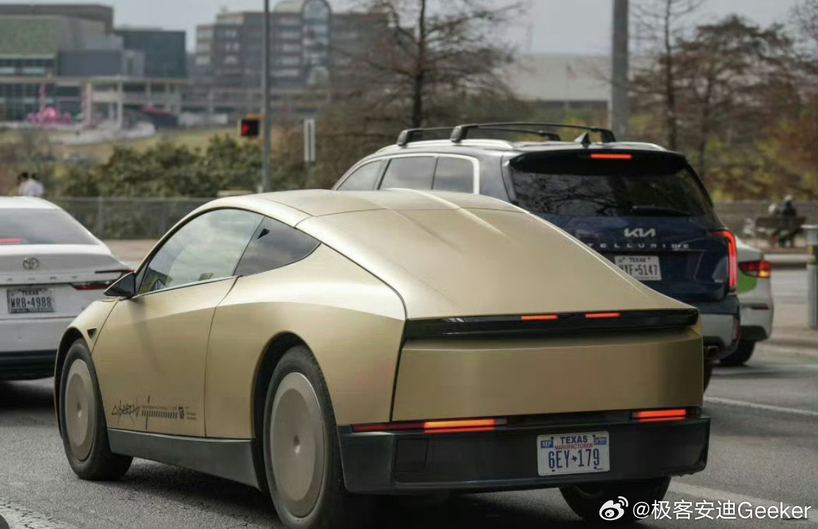 特斯拉首款无方向盘、无踏板的自动驾驶出租车Cybercab，计划最早于本月在美国得州奥斯汀启动落地部