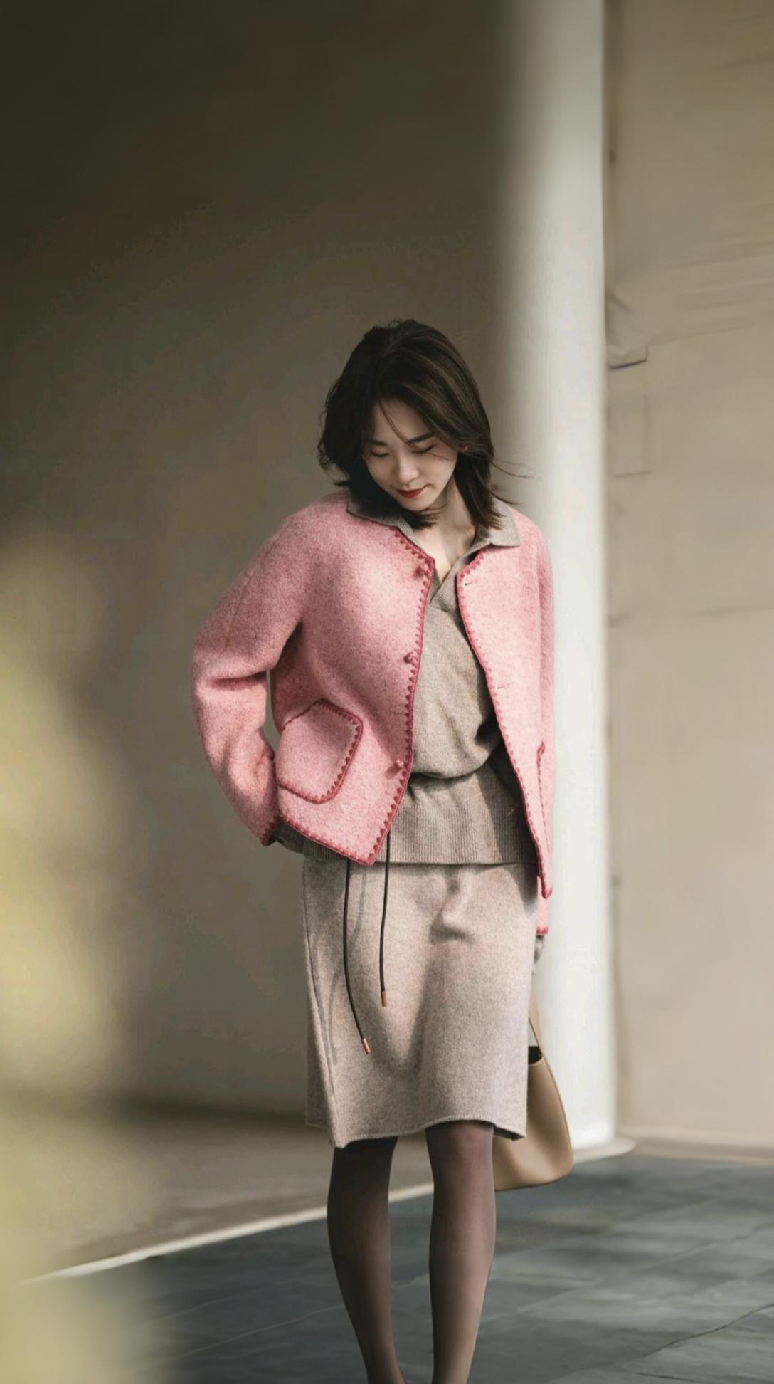 分享秋冬穿搭棕色大衣配厚黑即保暖又靓丽又显气质又显瘦简直不要不要的绝绝子御