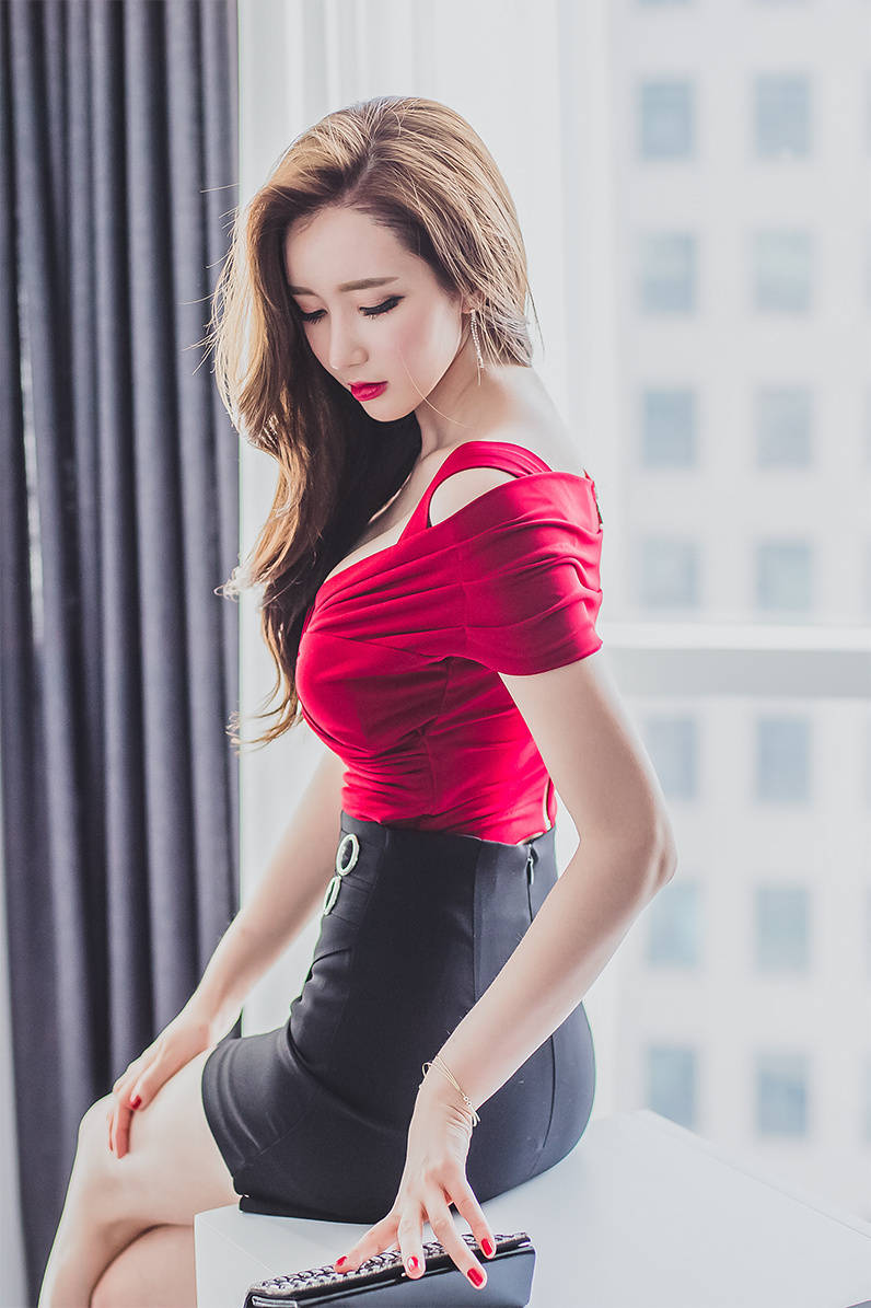 优雅红裙，都市丽人，时尚穿搭