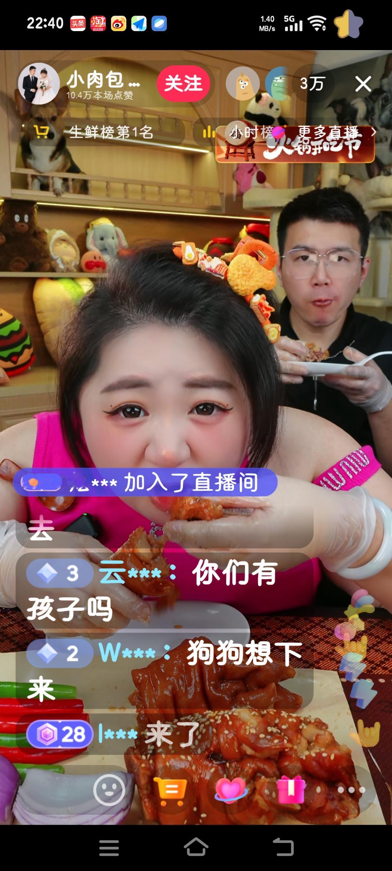 小肉包身高仅1.2米，却拥有56万粉丝，是一位美食主播，其直播常常位居生鲜榜榜首