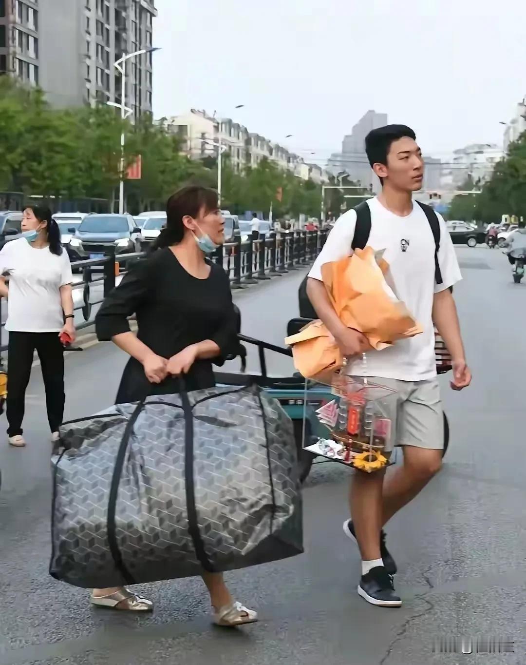 同样是高考结束离校搬运行李，两个孩子，两种表现。我看到了女孩单薄的肩膀挑起的沉
