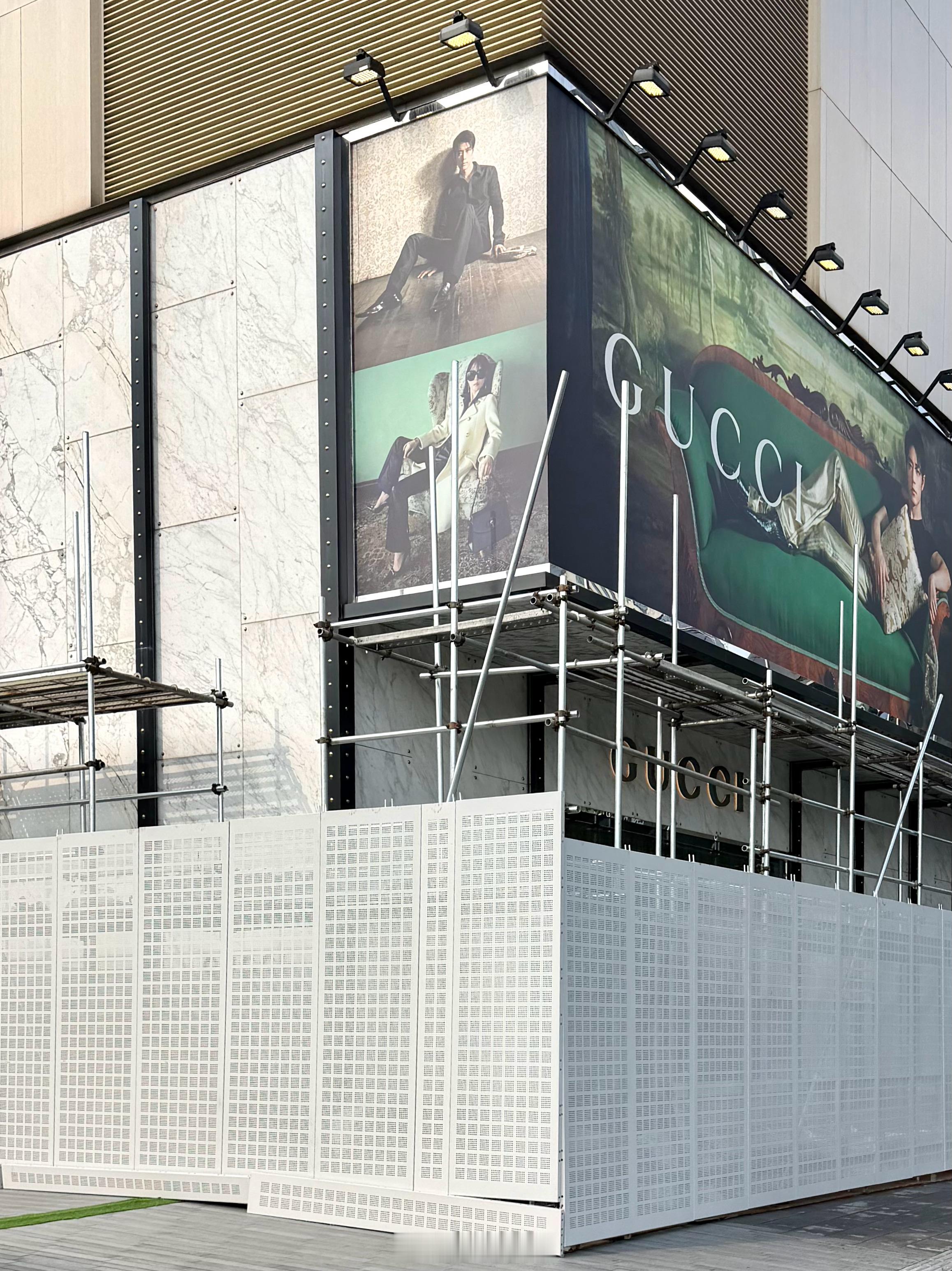 杭州大厦GUCCI外立面焕新进行中。2个月前，GUCCI高层亲临杭州大厦考察，敲