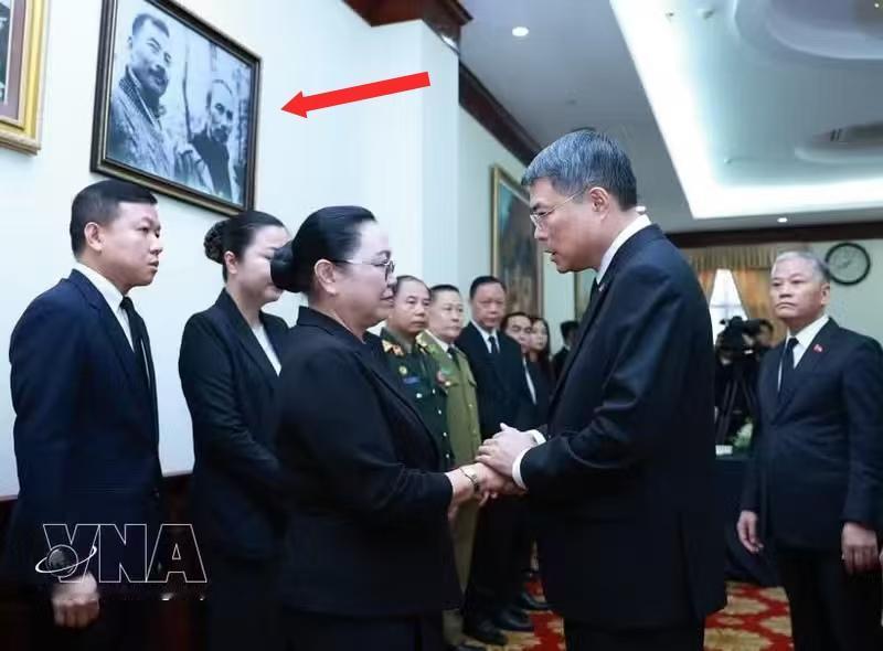 神情肃穆！越南四驾马车吊唁老挝国会主席赛宋蓬·丰威汉。黎明兴亲自前往老挝驻越