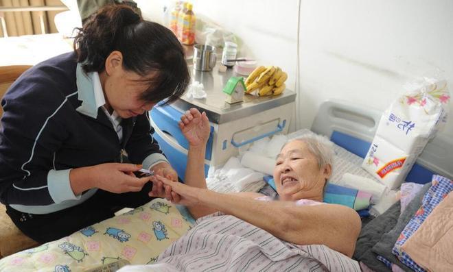 这家人最难受的，不只是70万元花没了。网传故事里，上海一位老太太患癌五年。