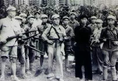 1950年，剿匪部队正在剿灭匪首田彩臣，但不熟悉路，便邀请山民做向导，但山民正是
