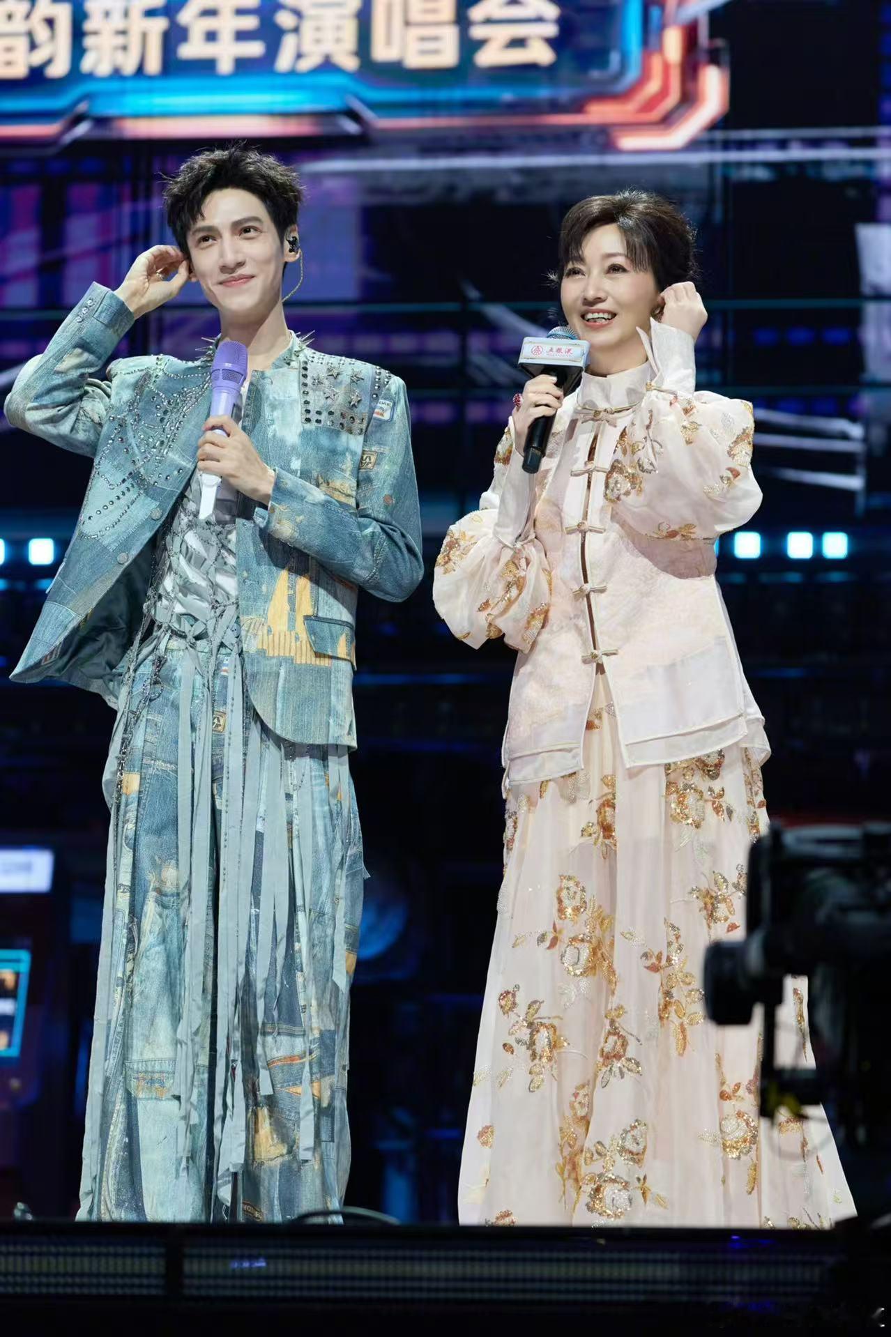 赵雅芝白娘子手势教学优雅从未缺席！赵雅芝白娘子手势教学正式上线，灵动的手势搭配