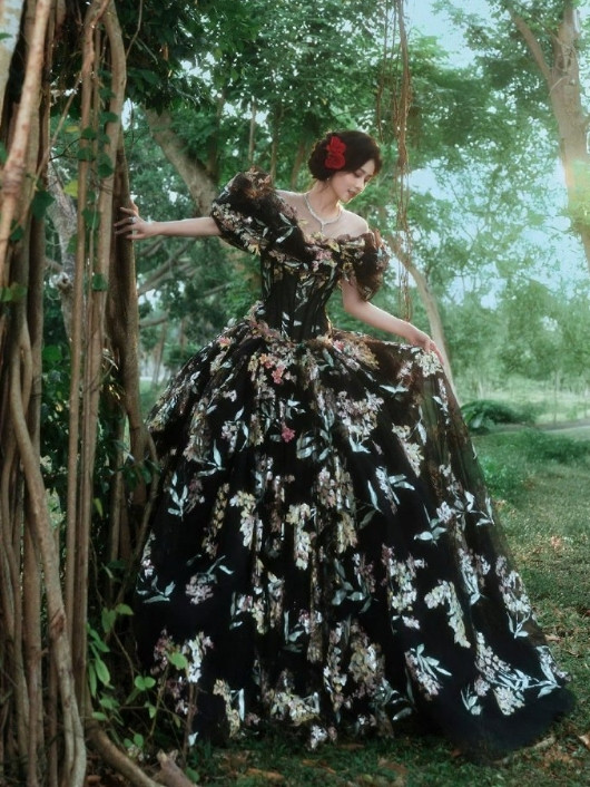 白鹿林间花仙子白鹿在绿意间宛如林间花仙子，生机盎然的样子太动人～造型柔美