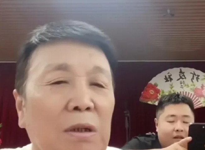 衡小珍夸杨老五有点过了。他说杨老五不是海清，相声同行里没人拿他当外行，有能耐有本