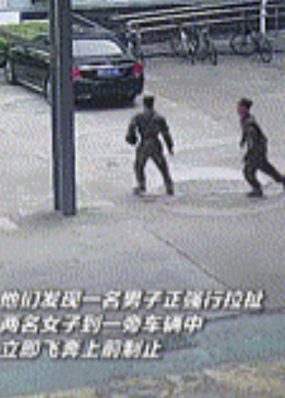 “胆子不小！”浙江，一名男子竟然在武警营区门口，强行拉拽2名女孩，想粗暴的塞进自