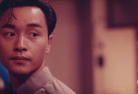 1992年，在《霸王别姬》的杀青宴上，张国荣再也忍不住了，把杯子摔在地上指着一个