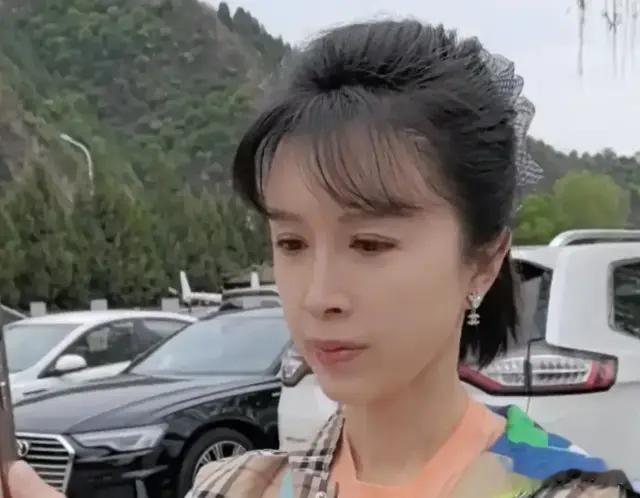50岁金巧巧在天津被偶遇,去掉滤镜都认不出来了,衣品土的掉渣儿