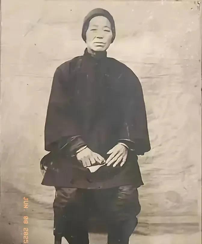 1895年冬，山东济宁城外的小路上风很大。潘守廉，一个家里有功名、有地位的本地名