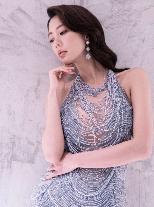 克拉拉的一袭银色挂脖连珠长裙，身材真好！​​​