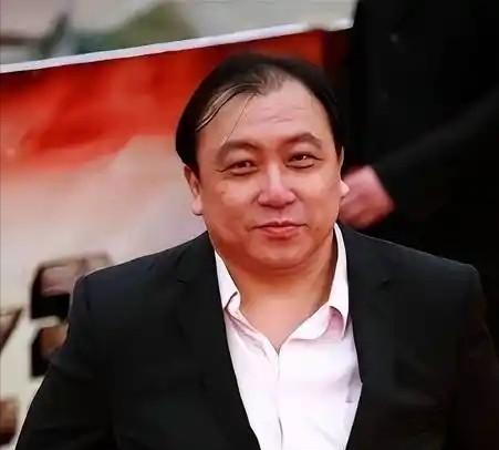 王晶父亲去世后，按遗嘱王晶能拿一半遗产，剩下才归4个妹妹。他倒好，直接让律师分成