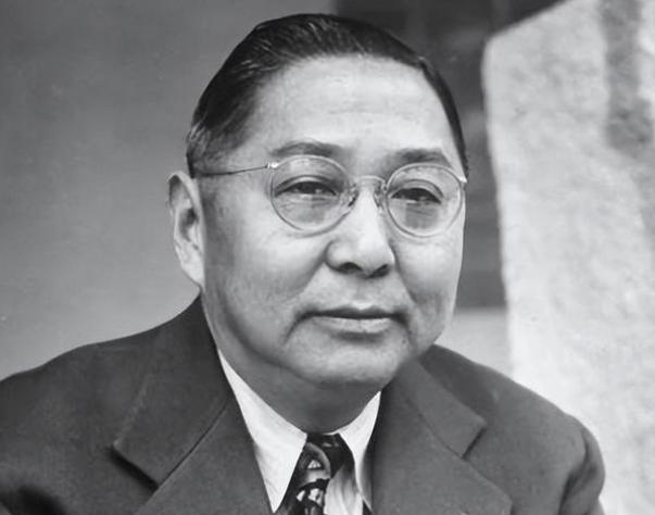 1923年广州，孙中山正在前线打仗，突然接到消息：你儿子孙科提着手枪去找胡汉民算