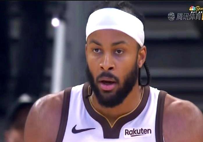 穆迪这个压哨上篮，三个裁判集体沉默，也是绝了。最后一攻穆迪上篮时撞倒了造