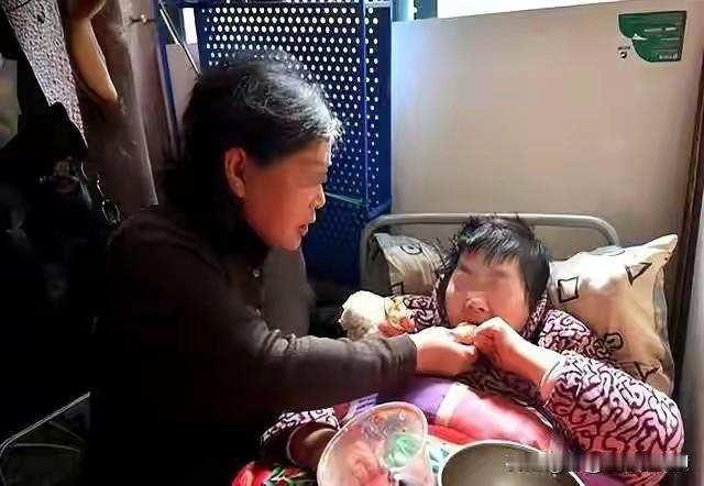 25岁的李红梅带着瘫痪的妹妹嫁了人，丈夫张强比她大14岁，这一照顾就是整整二十年