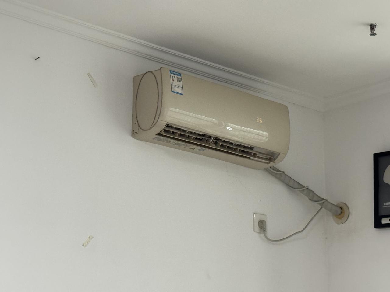 夏季开空调想省电，有些小技巧得掌握。别把温度调太低，26℃左右就挺合适，每调